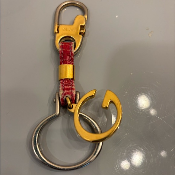 Gucci Gold and Red G Keychain - Picture 6 of 6